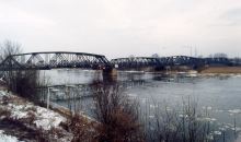Die Eisenbahnbrücke über die Oder bei Küstrin, die im April 1945 von SO-Piloten zerstört wurde